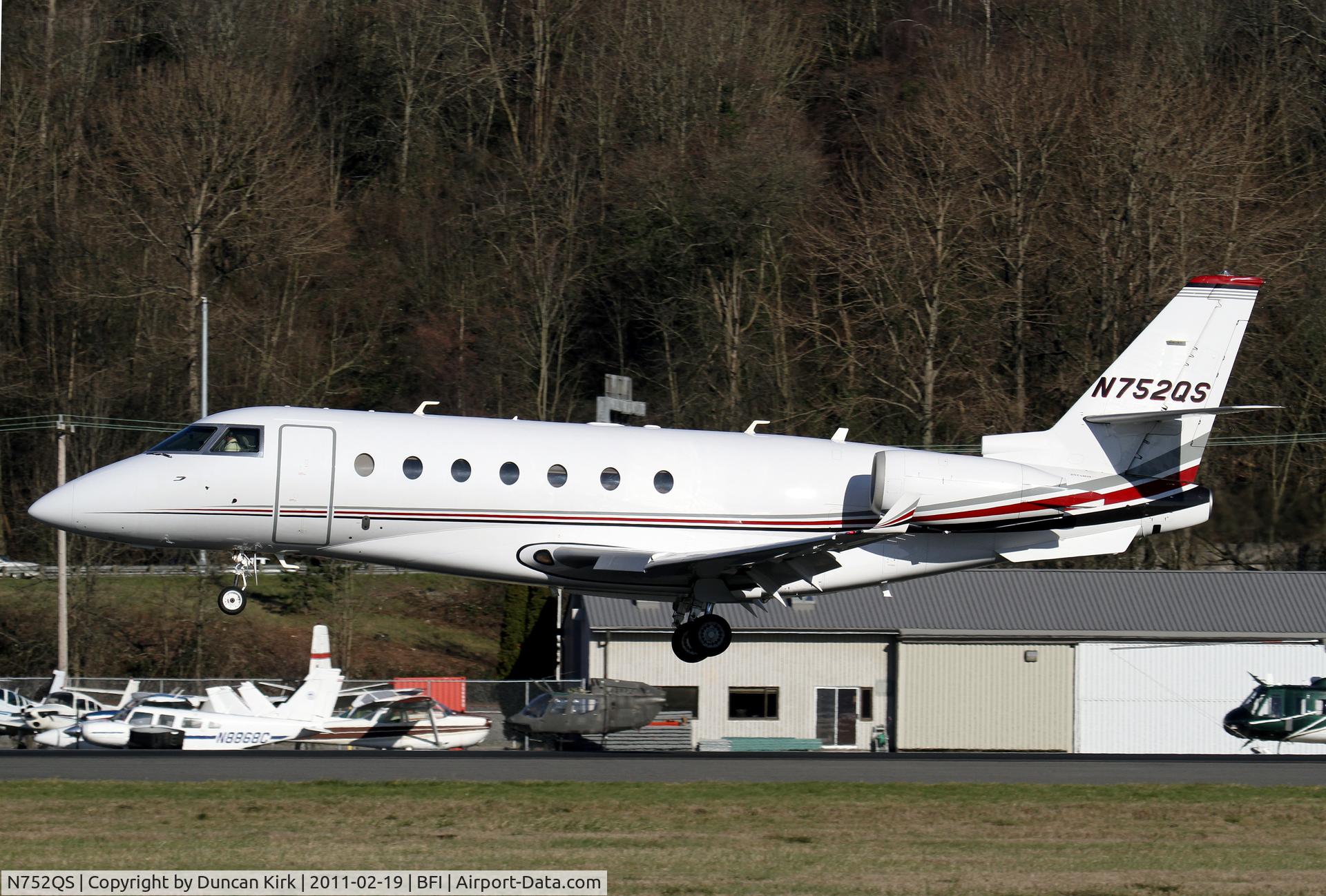 N752QS, 2006 Israel Aircraft Industries Gulfstream 200 C/N 152, Landing at BFI on a chilly winters day