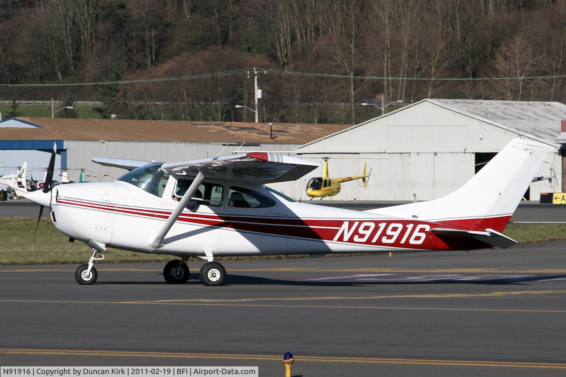 N91916, 1969 Cessna 182M Skylane C/N 18259950, Taxiing off after landing