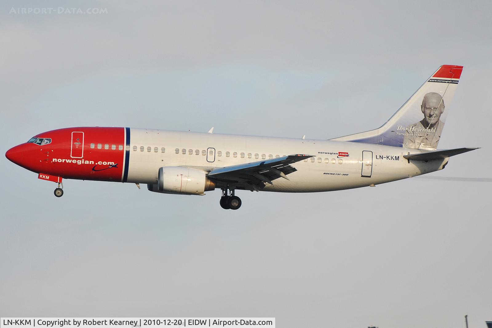 LN-KKM, 1990 Boeing 737-3Y0 C/N 24676, On short finals for r/w 28
