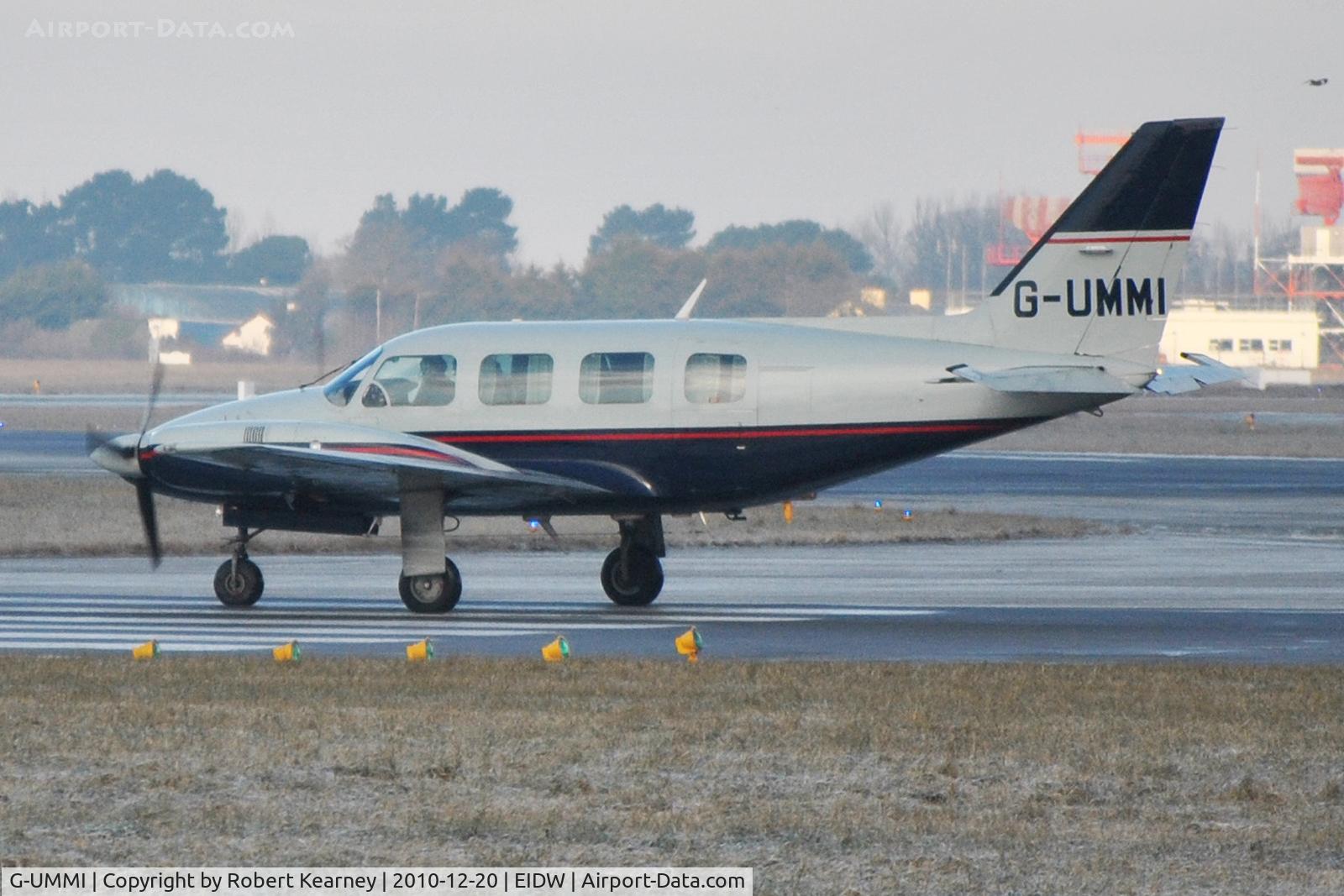 G-UMMI, 1979 Piper PA-31-310 Navajo Navajo C/N 31-7912060, Rolling on r/w 28
