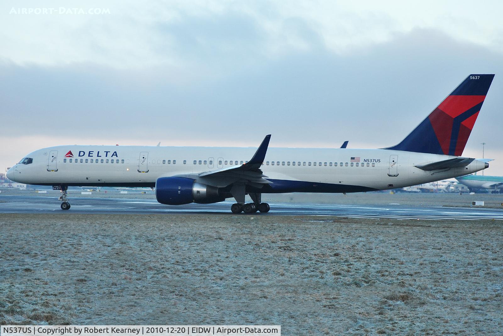N537US, 1996 Boeing 757-251 C/N 26484, DAL waiting to roll on r/w 28