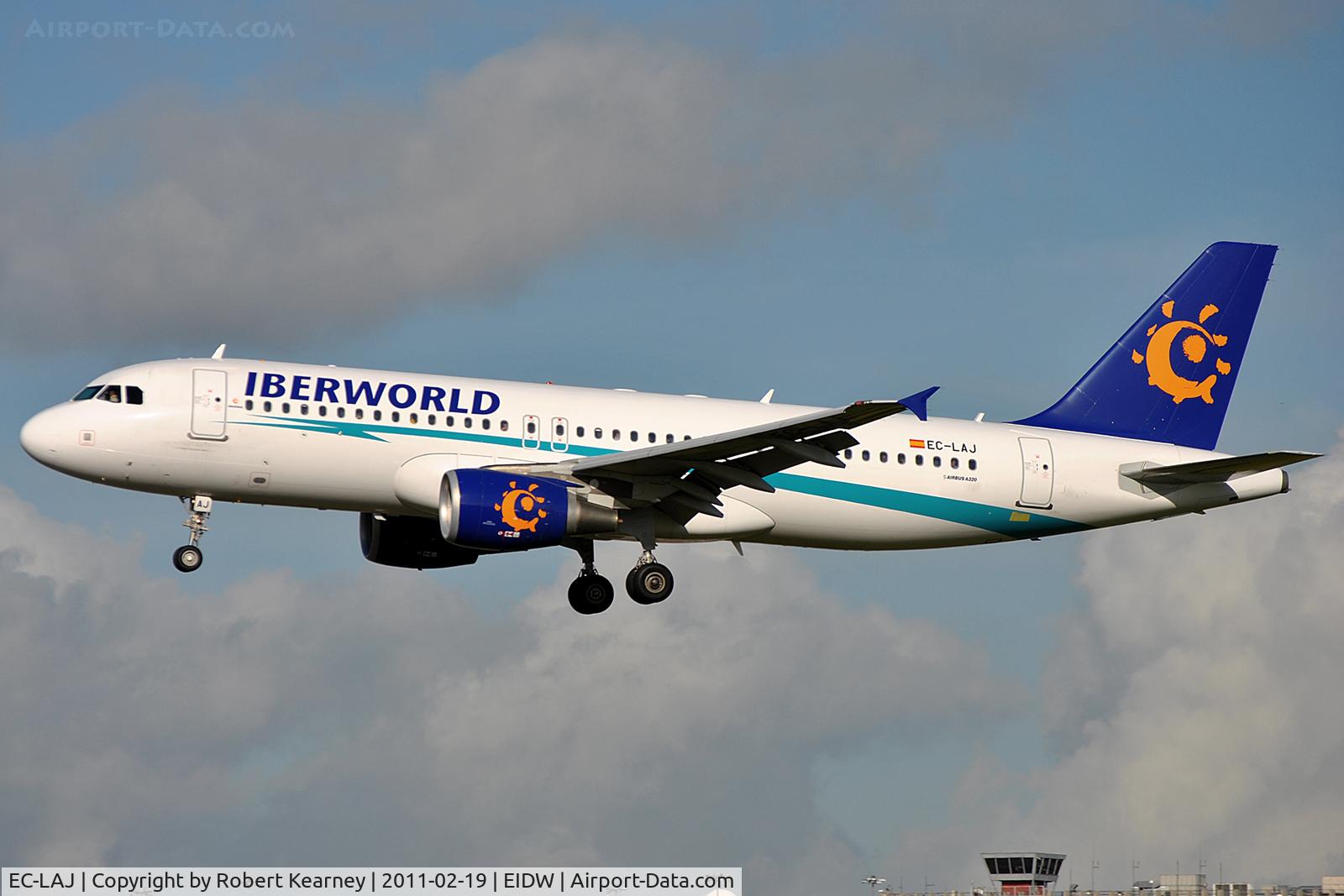 EC-LAJ, 2009 Airbus A320-214 C/N 3889, On short finals for r/w 28