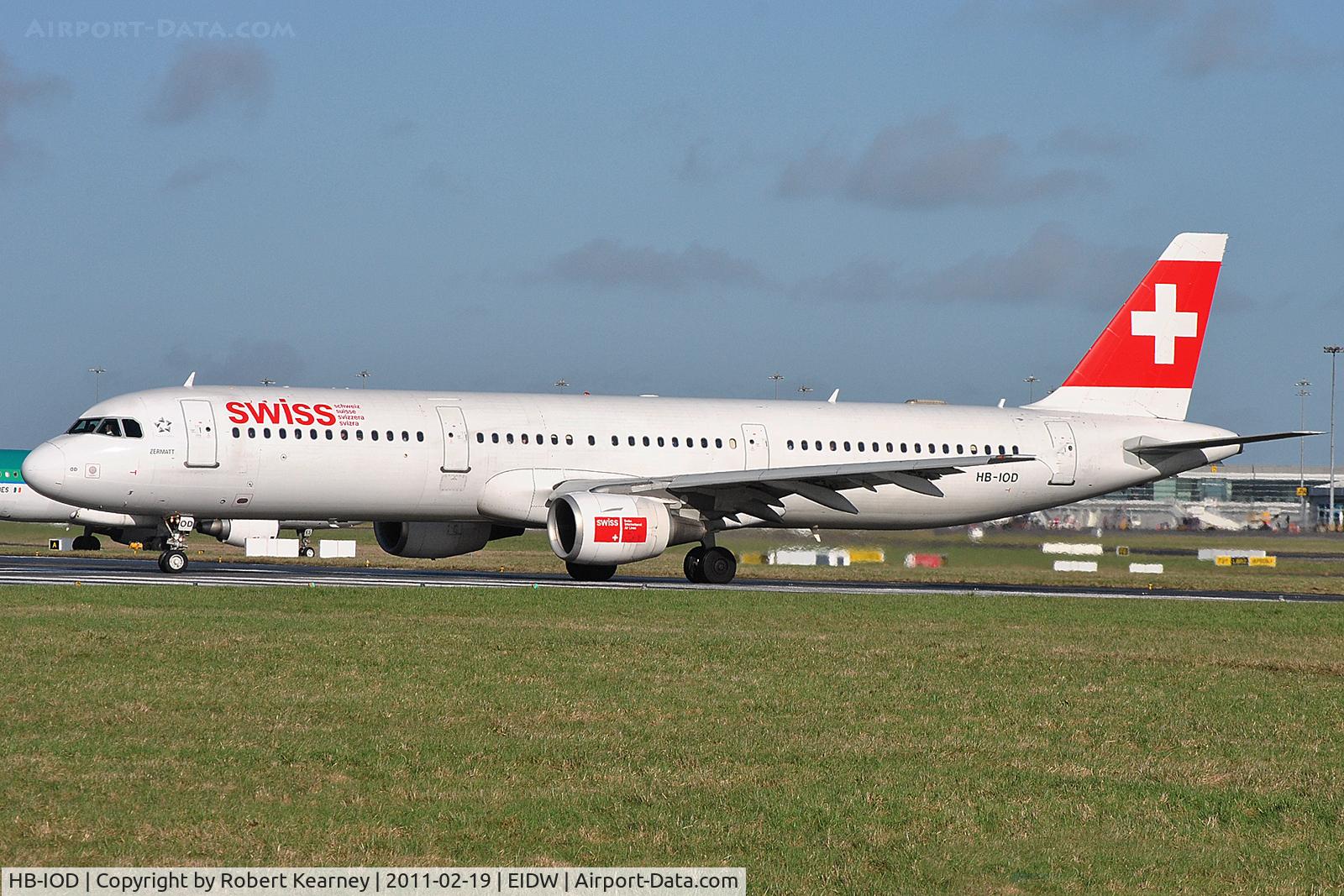HB-IOD, 1995 Airbus A321-111 C/N 522, Swiss lining up r/w 28
