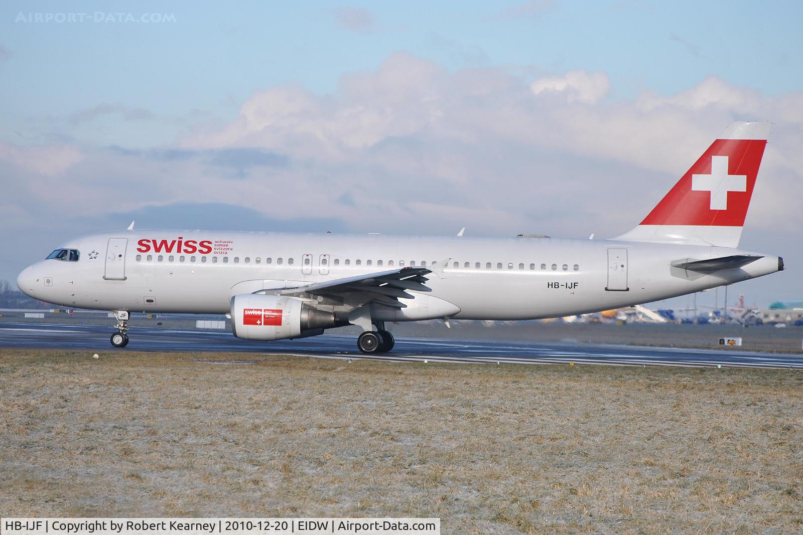 HB-IJF, 1995 Airbus A320-214 C/N 562, Swiss rolling on r/w 28