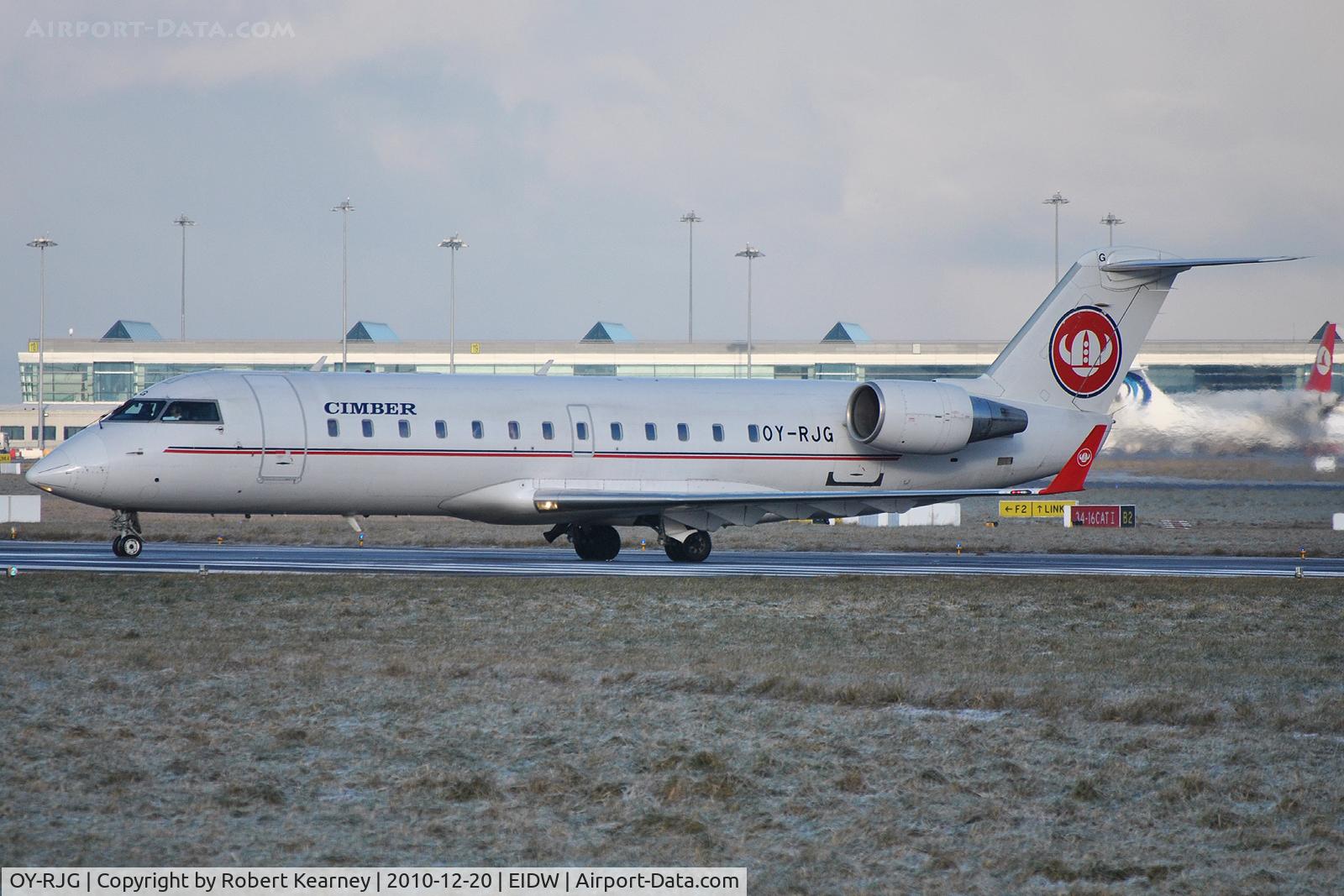 OY-RJG, 1996 Canadair CRJ-200LR (CL-600-2B19) C/N 7104, Lining up r/w 28