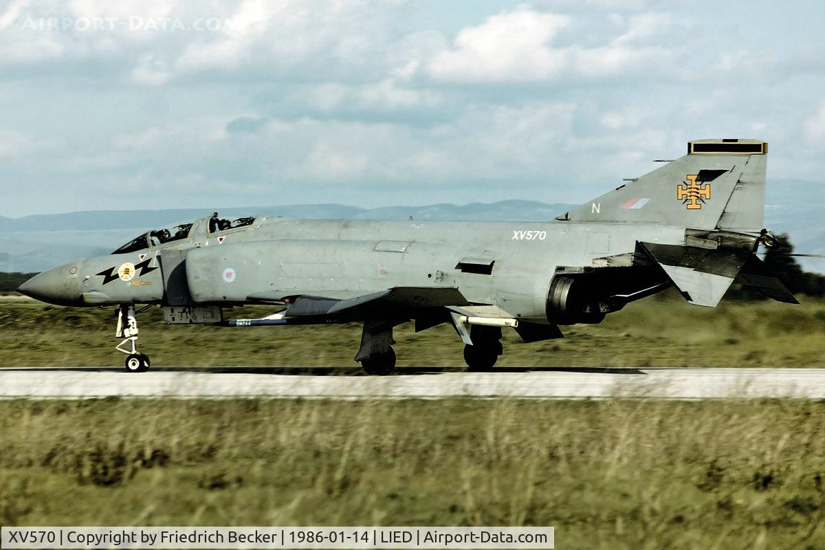 XV570, 1968 McDonnell Douglas Phantom FG1 C/N 9324/2995, decelerating after touchdown