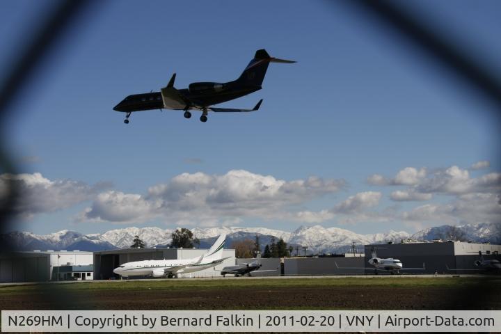 N269HM, 1989 Gulfstream Aerospace G-IV C/N 1118, Arriving at VNY with recent snow, on the mountains, in the background.