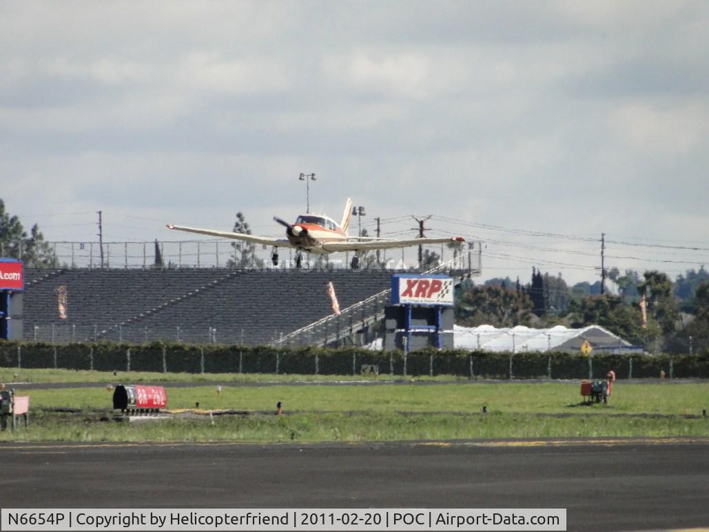 N6654P, 1960 Piper PA-24-250 Comanche C/N 24-1777, On final to runway 26L crossing over the fence line