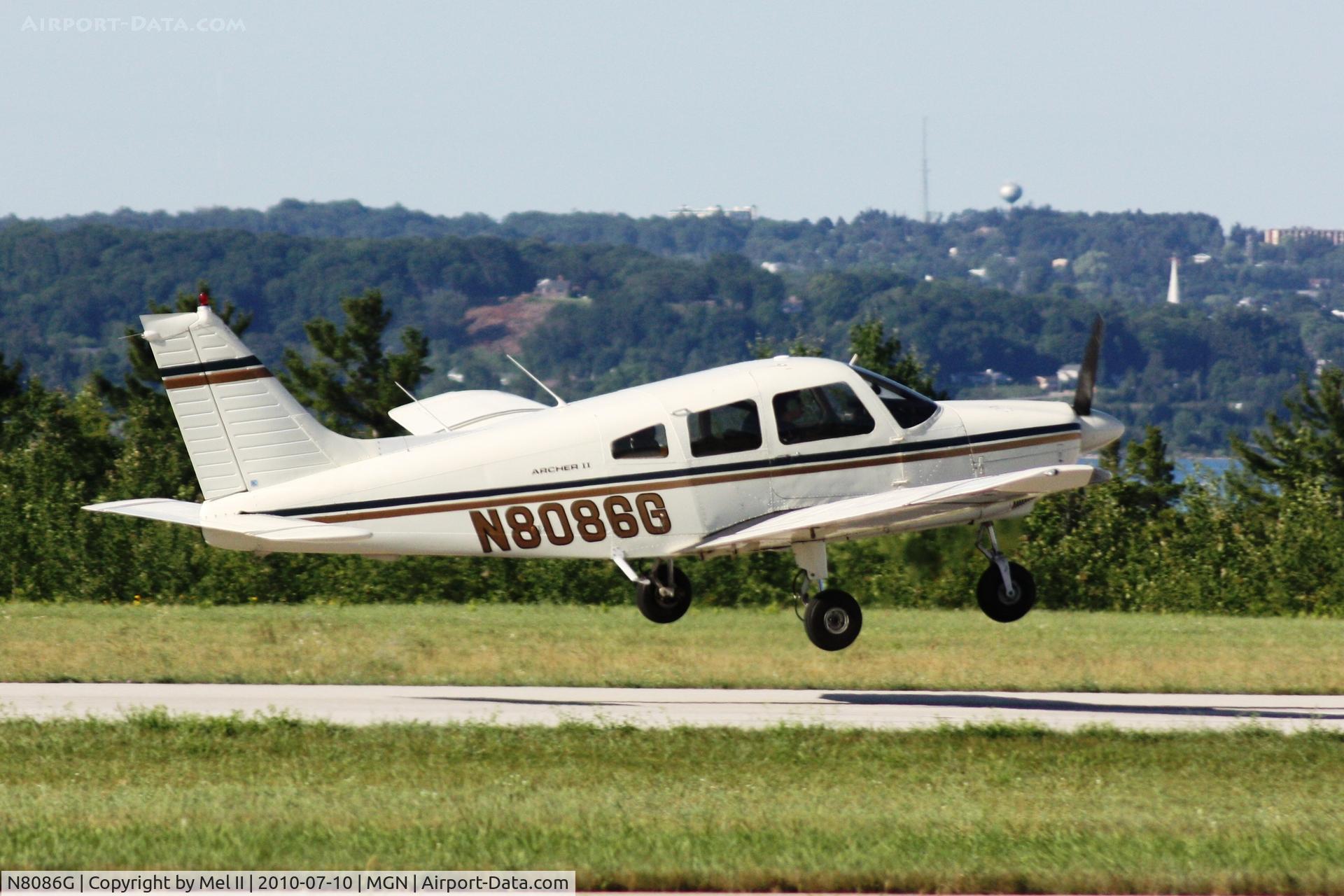 N8086G, 1979 Piper PA-28-181 C/N 28-8090084, Departing RWY 28