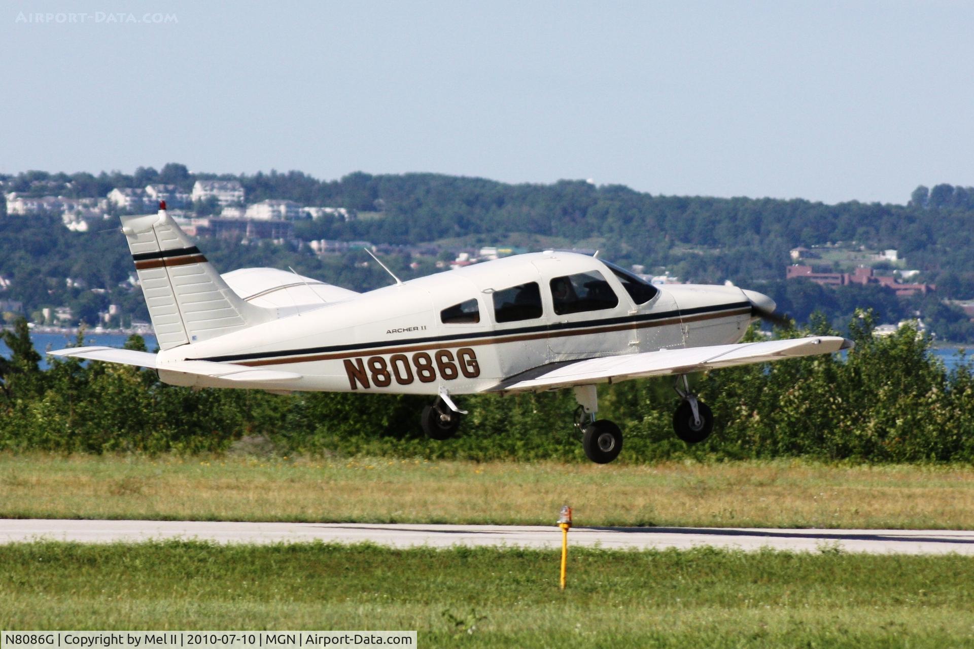 N8086G, 1979 Piper PA-28-181 C/N 28-8090084, Departing RWY 28