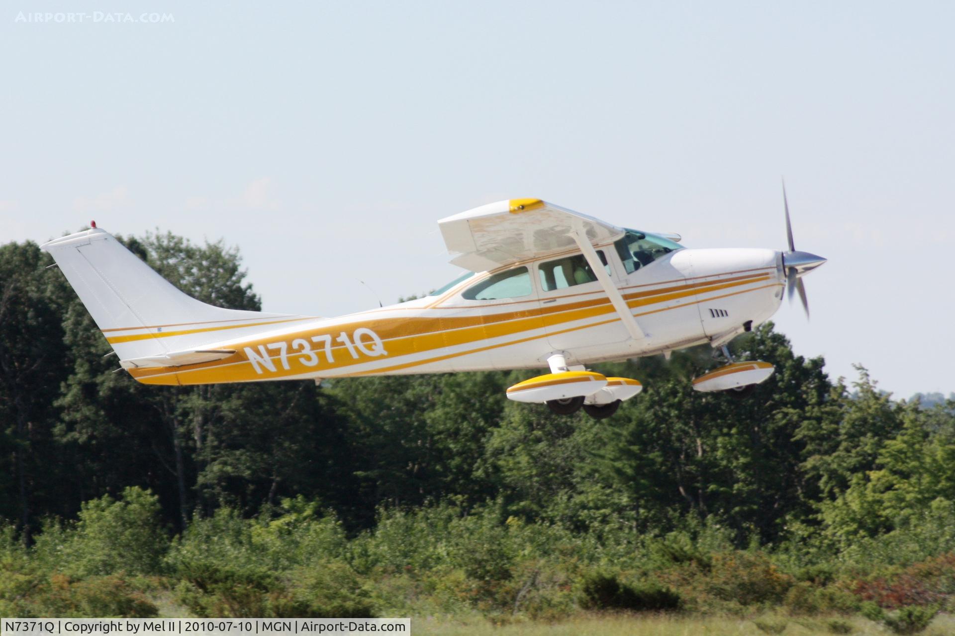 N7371Q, 1972 Cessna 182P Skylane C/N 18261011, Departing RWY 28