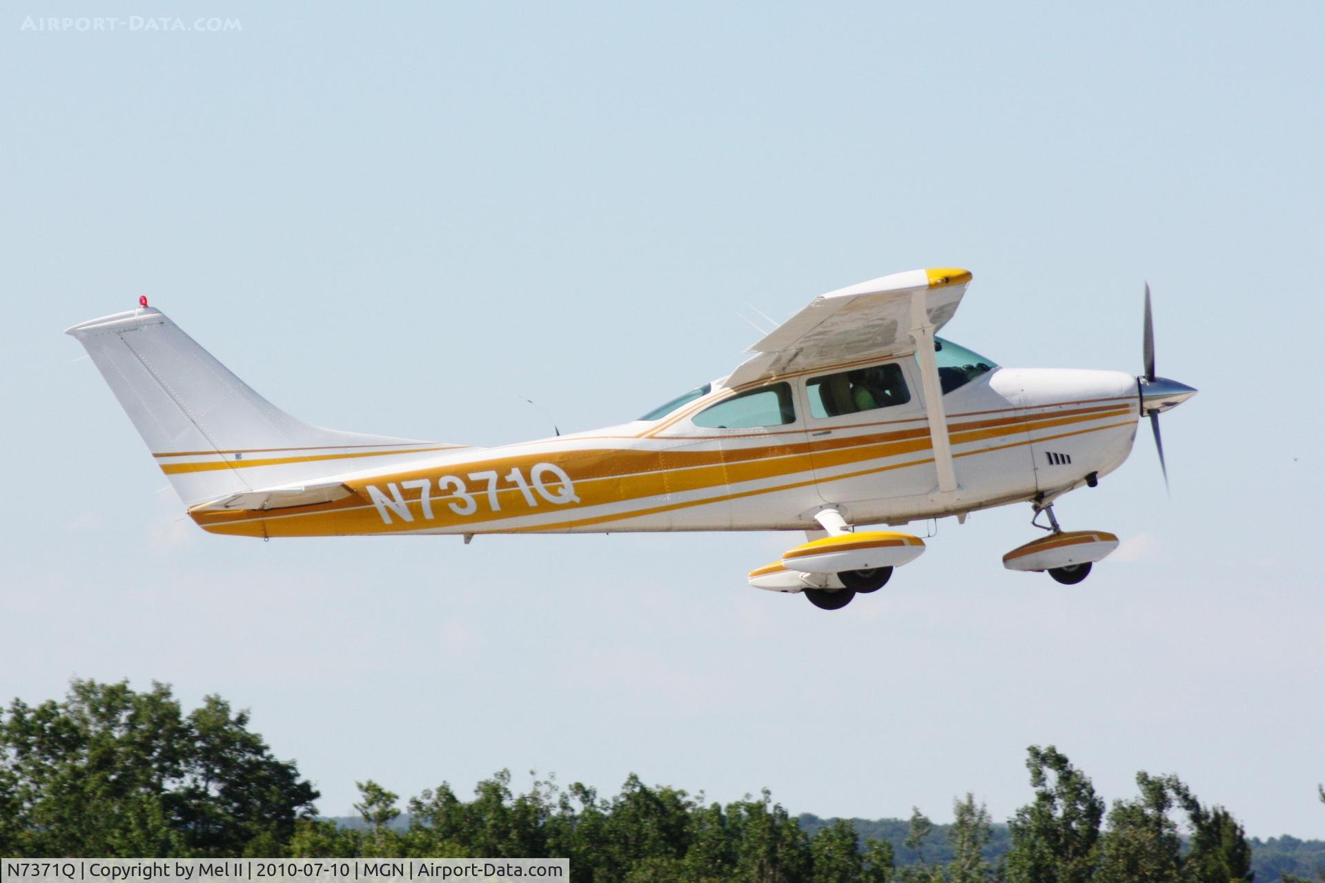 N7371Q, 1972 Cessna 182P Skylane C/N 18261011, Departing RWY 28