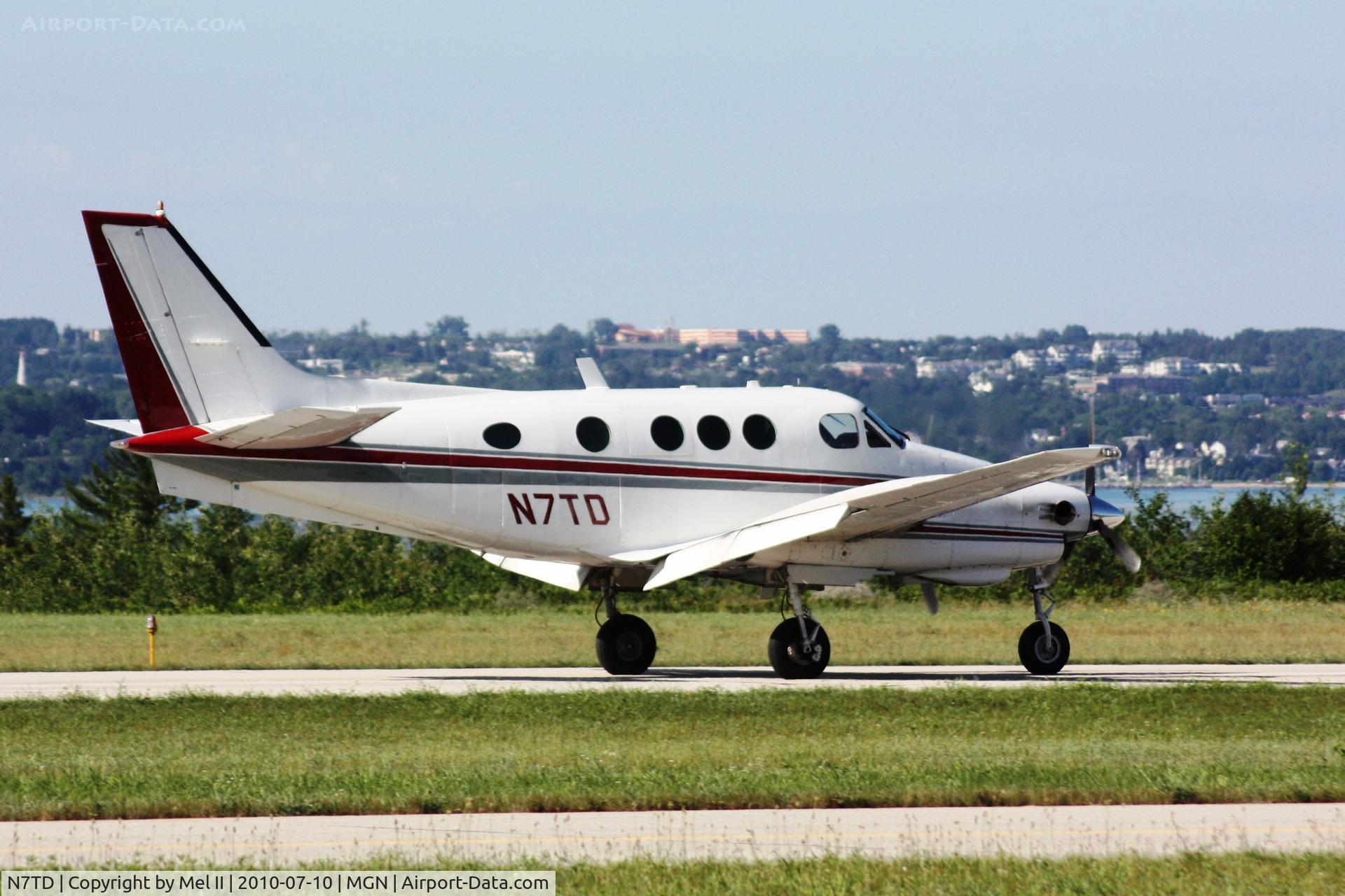 N7TD, 1978 Beech E90 King Air C/N LW-276, Departing RWY 28