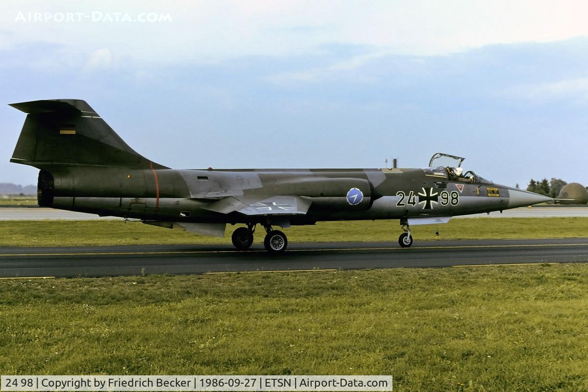 24 98, Lockheed F-104G Starfighter C/N 683-8251, taxying to the flightline