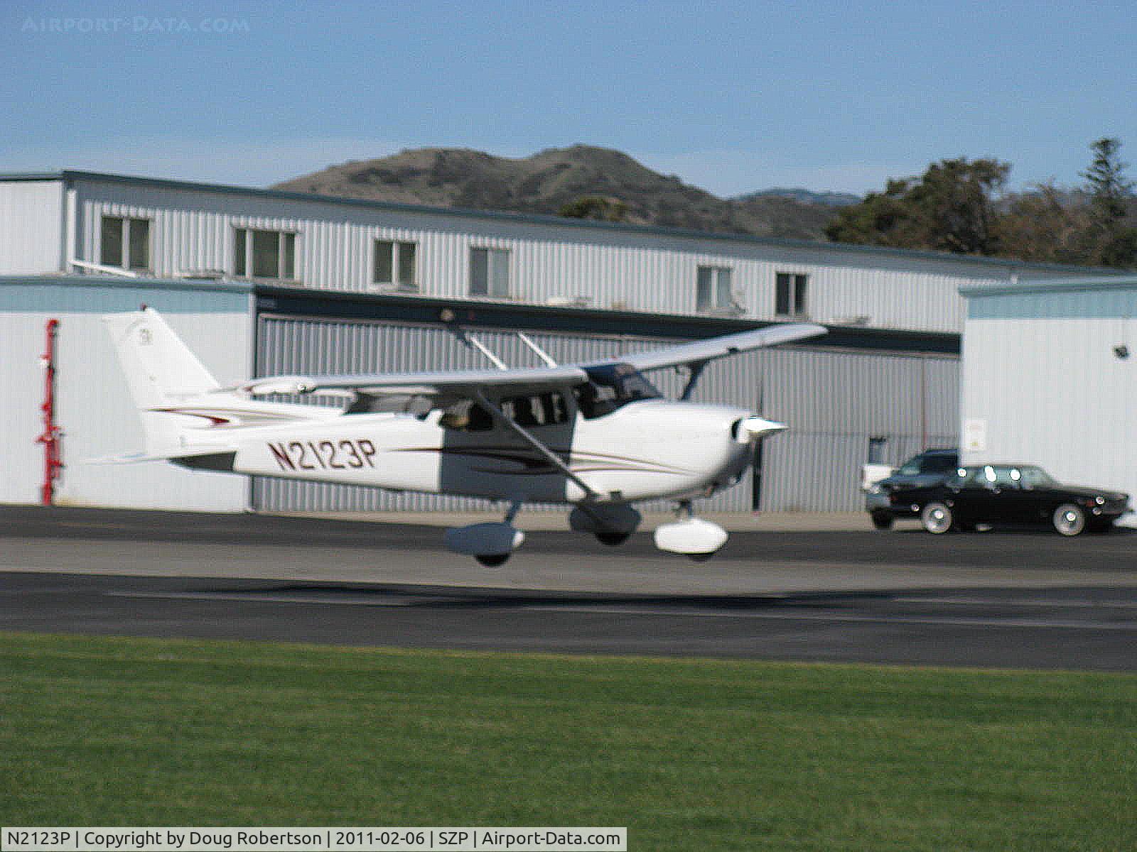 N2123P, 2005 Cessna 172S C/N 172S10000, 2005 Cessna 172S SKYHAWK SP II, Lycoming IO-360-L2A 180 Hp, landing Rwy 04