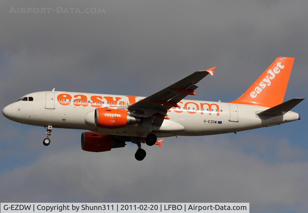 G-EZDW, 2008 Airbus A319-111 C/N 3746, Landing rwy 32L