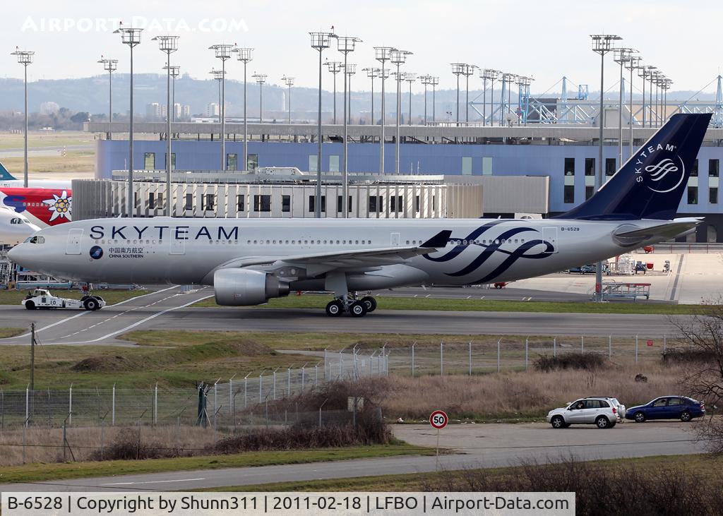 B-6528, 2010 Airbus A330-223 C/N 1202, Taxiing to the gate before delivery...