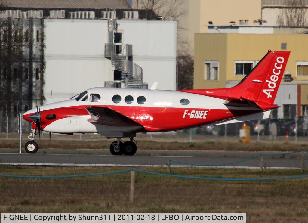 F-GNEE, 1993 Beech C90A King Air C/N LJ-1328, Ready for take off rwy 32R