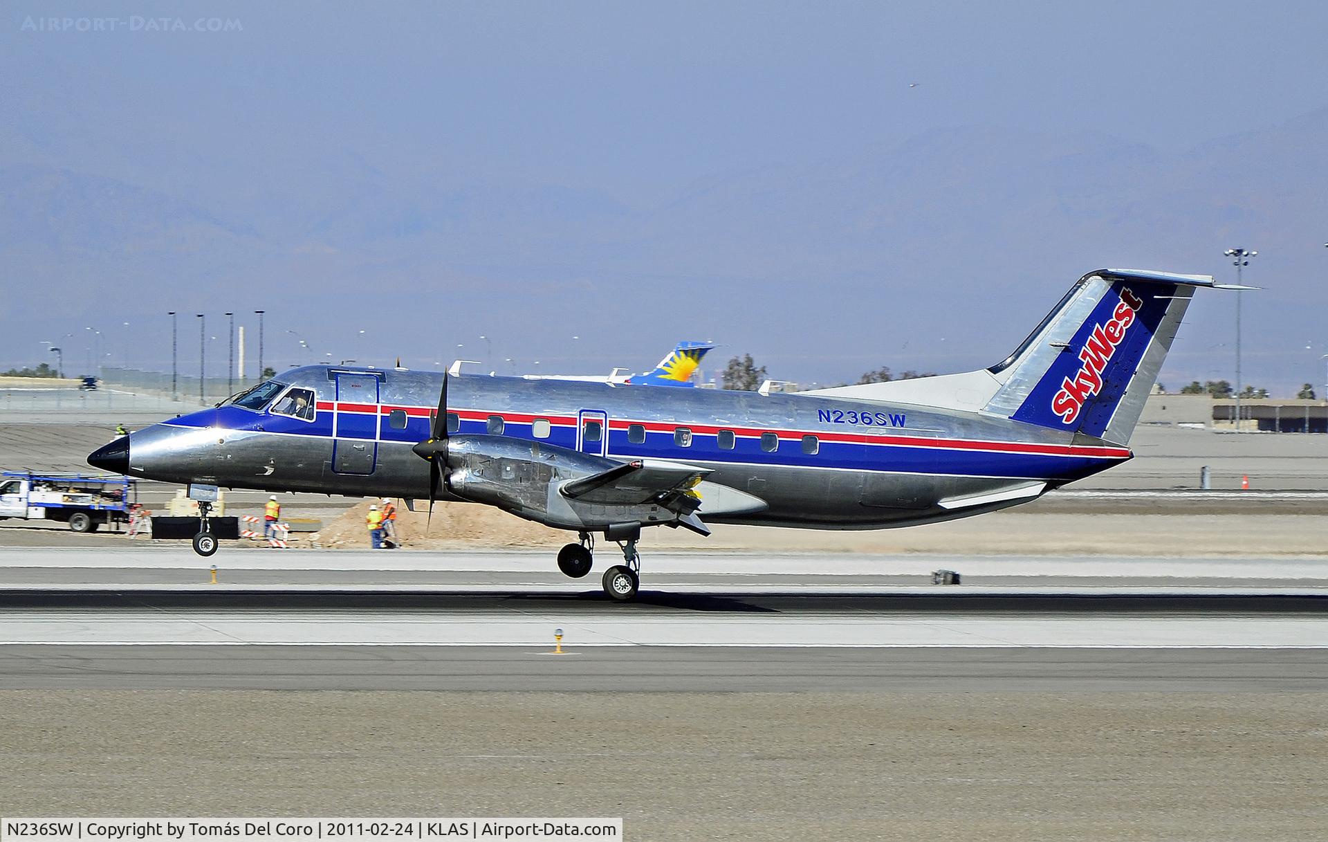 N236SW, 1996 Embraer EMB-120ER Brasilia C/N 120312, SkyWest Airlines N236SW 1996 Embraer EMB-120ER C/N 120.312

Las Vegas - McCarran International (LAS / KLAS)
USA - Nevada, February 24, 2011
Photo: Tomás Del Coro