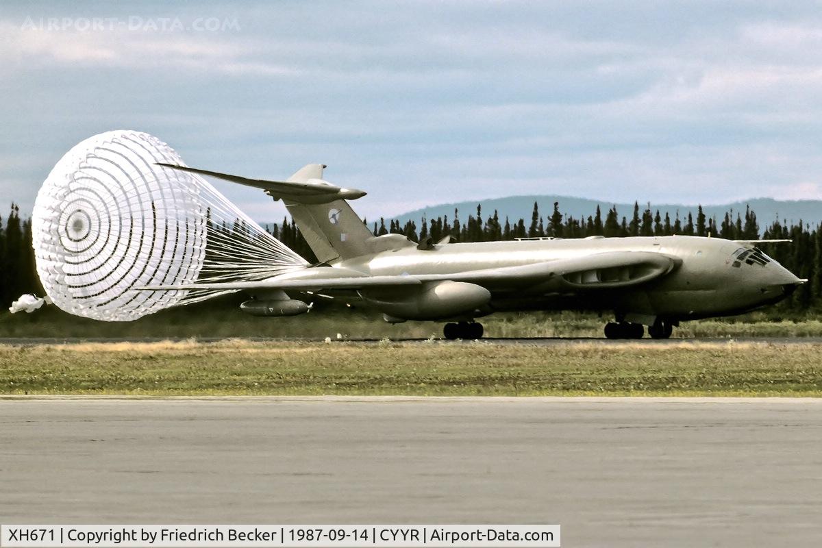 XH671, 1960 Handley Page Victor K.2 C/N HP80/56, decelerating after touchdown