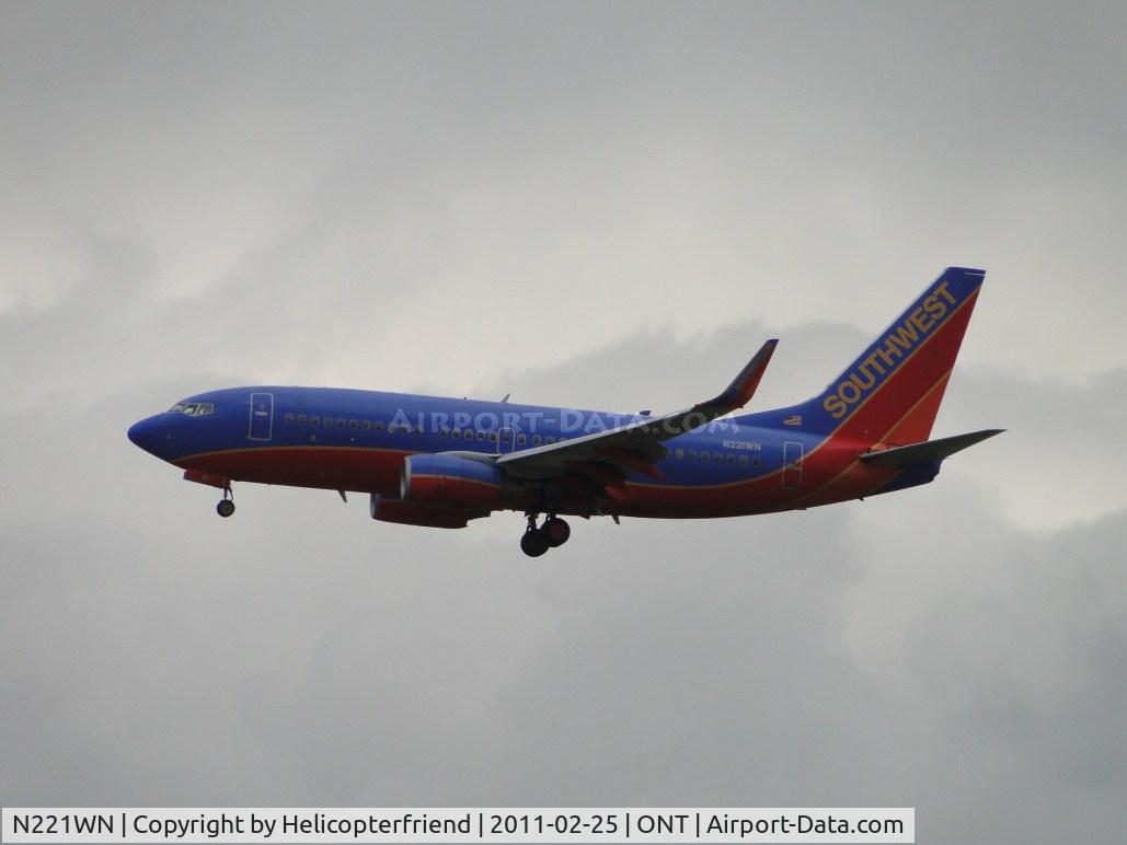 N221WN, 2005 Boeing 737-7H4 C/N 34259, On final to runway 26L