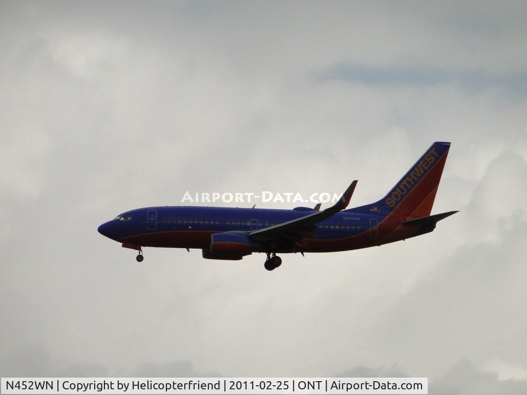 N452WN, 2004 Boeing 737-7H4 C/N 29846, During a let of the rain, on final to runway 26R