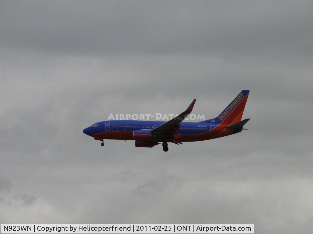N923WN, 2008 Boeing 737-7H4 C/N 36627, On final to runway 26R