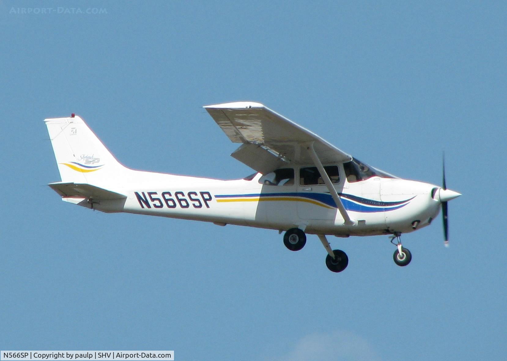 N566SP, 2000 Cessna 172S C/N 172S8490, Landing at Shreveport Regional.