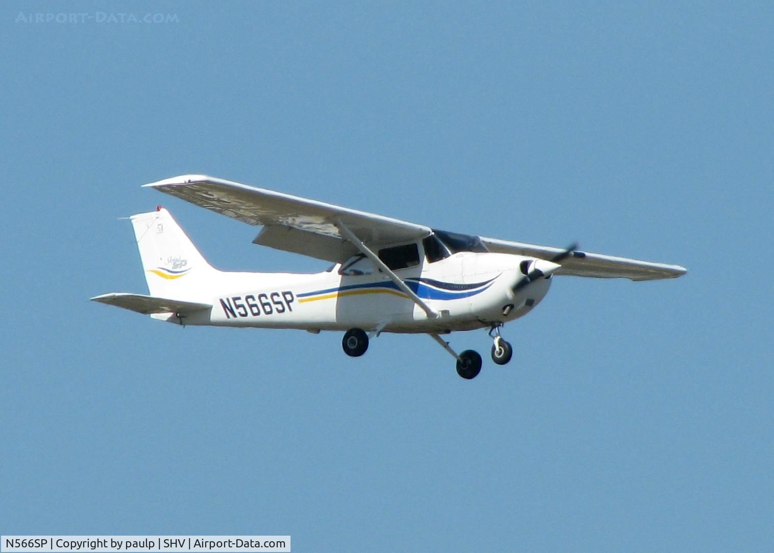 N566SP, 2000 Cessna 172S C/N 172S8490, Landing at Shreveport Regional.