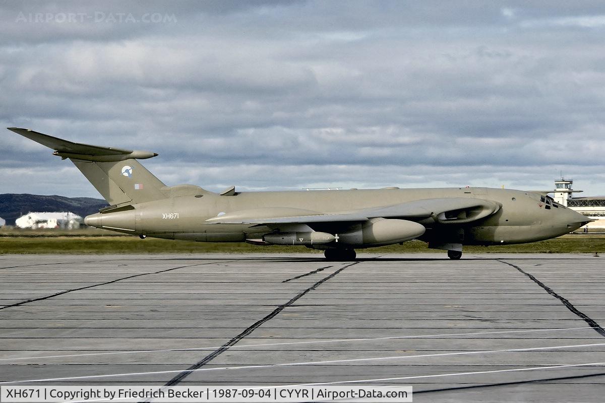 XH671, 1960 Handley Page Victor K.2 C/N HP80/56, taxying to the flightline