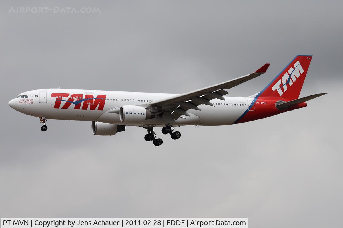 PT-MVN, 2007 Airbus A330-203 C/N 876, Short final rwy 25L
