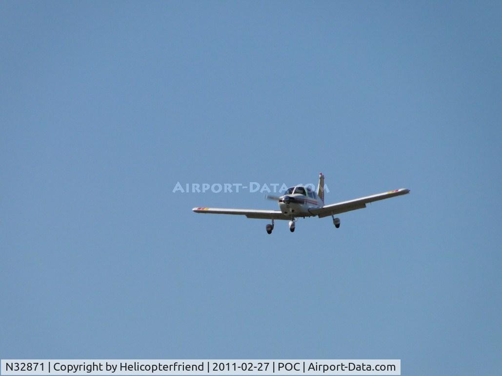 N32871, 1974 Piper PA-28-235 Cherokee C/N 28-7510032, On final to runway 8L