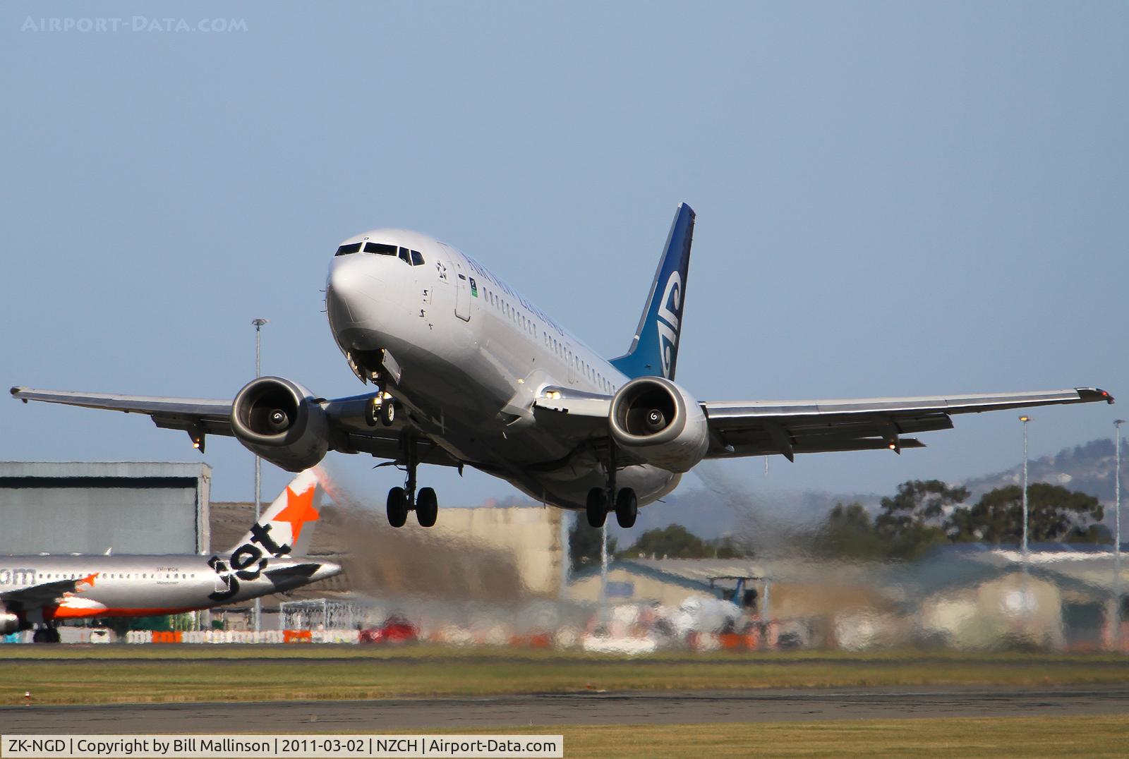 ZK-NGD, 1998 Boeing 737-3U3 C/N 28732, away to AKL