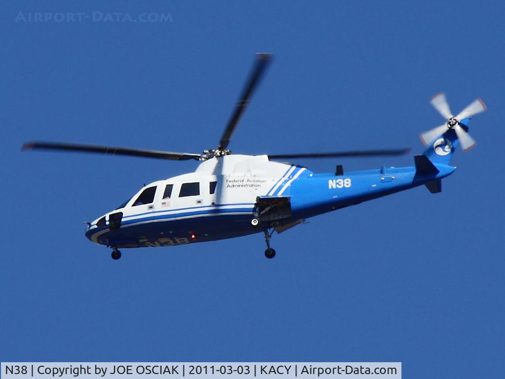 N38, 1980 Sikorsky S-76A C/N 760087, Landing at ACY