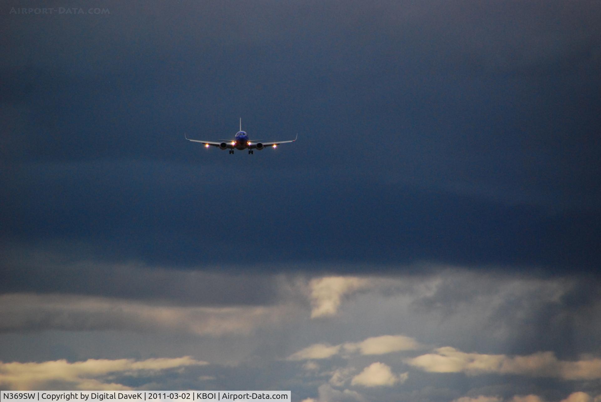 N369SW, 1993 Boeing 737-3H4 C/N 26580, Stormy Evening Arrival at KBOI