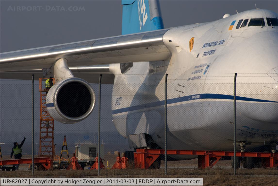 UR-82027, 1990 Antonov An-124-100 Ruslan C/N 19530502288, Gnoms at a giant.
