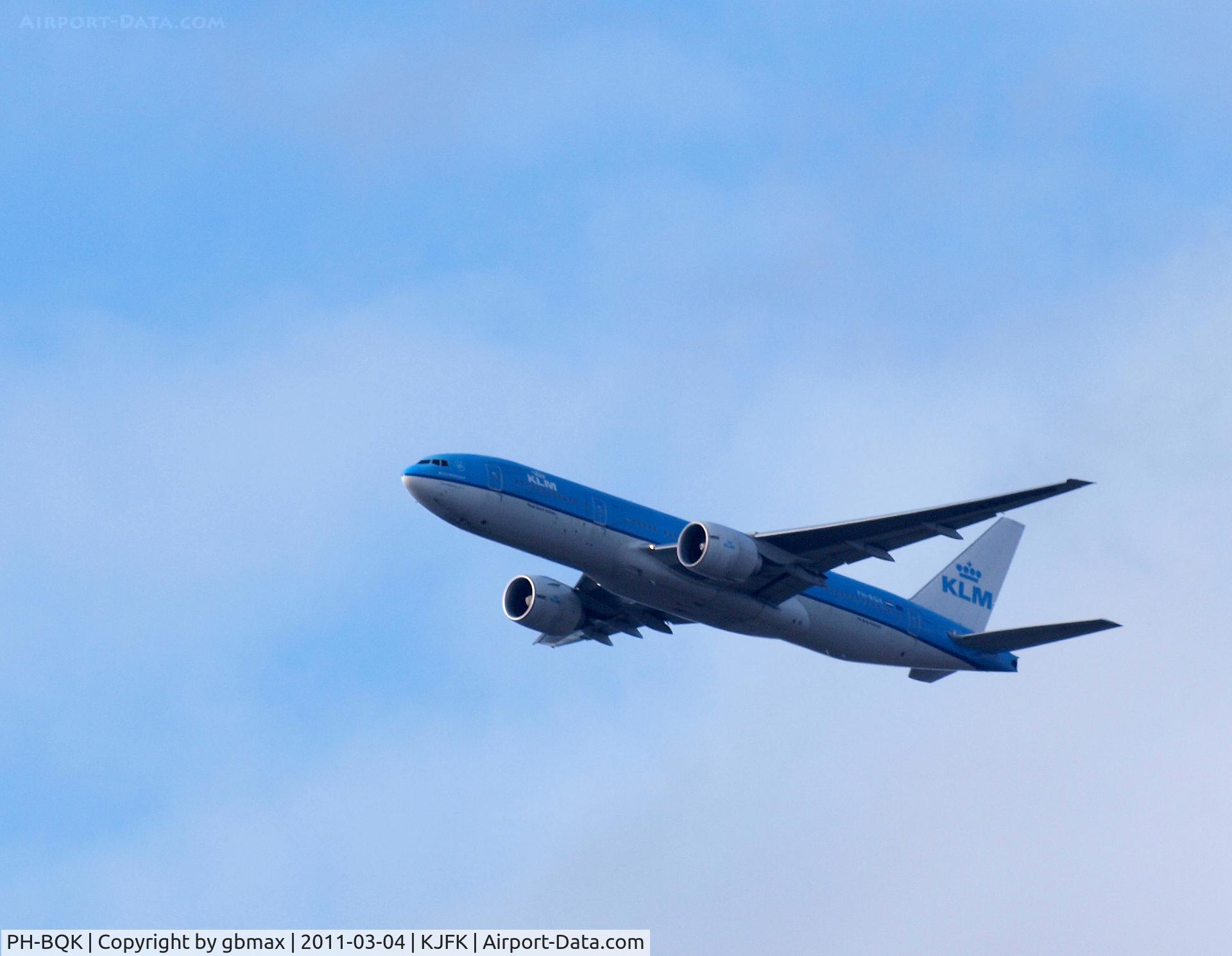 PH-BQK, 2005 Boeing 777-206/ER C/N 29399, KLM Flying to New York/JFK at about 3000 feet ove Long Island, Carle Place