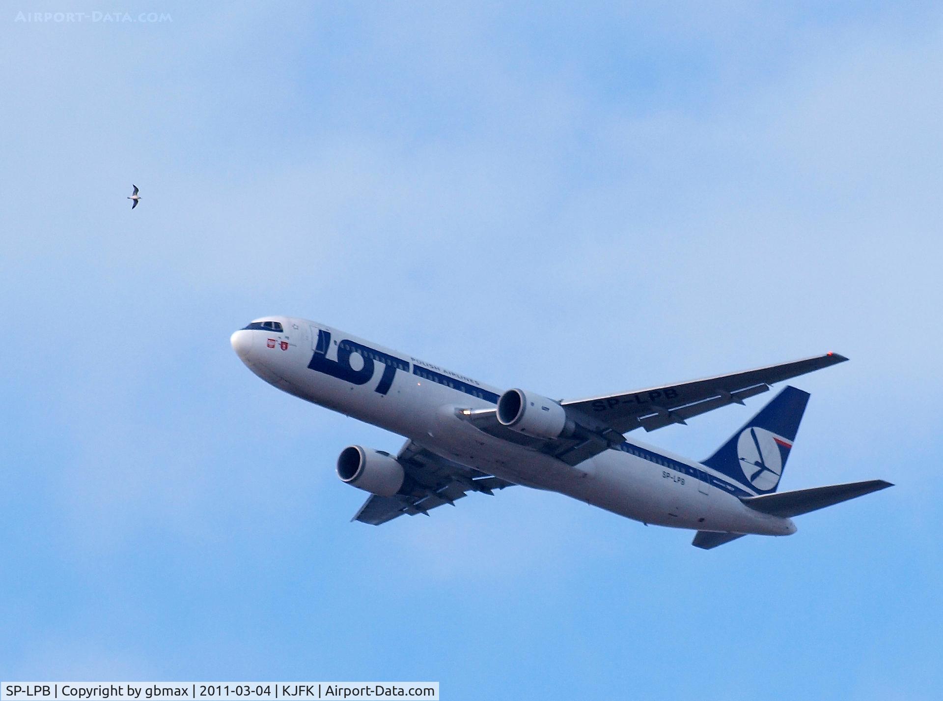 SP-LPB, 1995 Boeing 767-35D/ER C/N 27902, Over Long Island, NY...Coming to landing @ JFK....