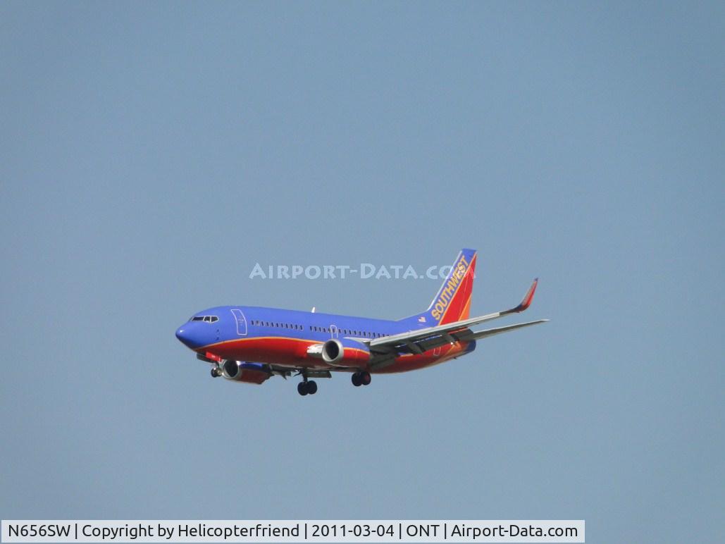 N656SW, 1997 Boeing 737-3H4 C/N 28401, 1/2 mile final to runway 26R