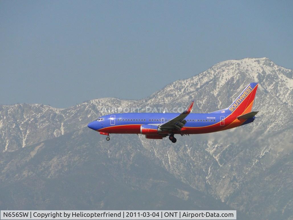 N656SW, 1997 Boeing 737-3H4 C/N 28401, Approaching the outer fence