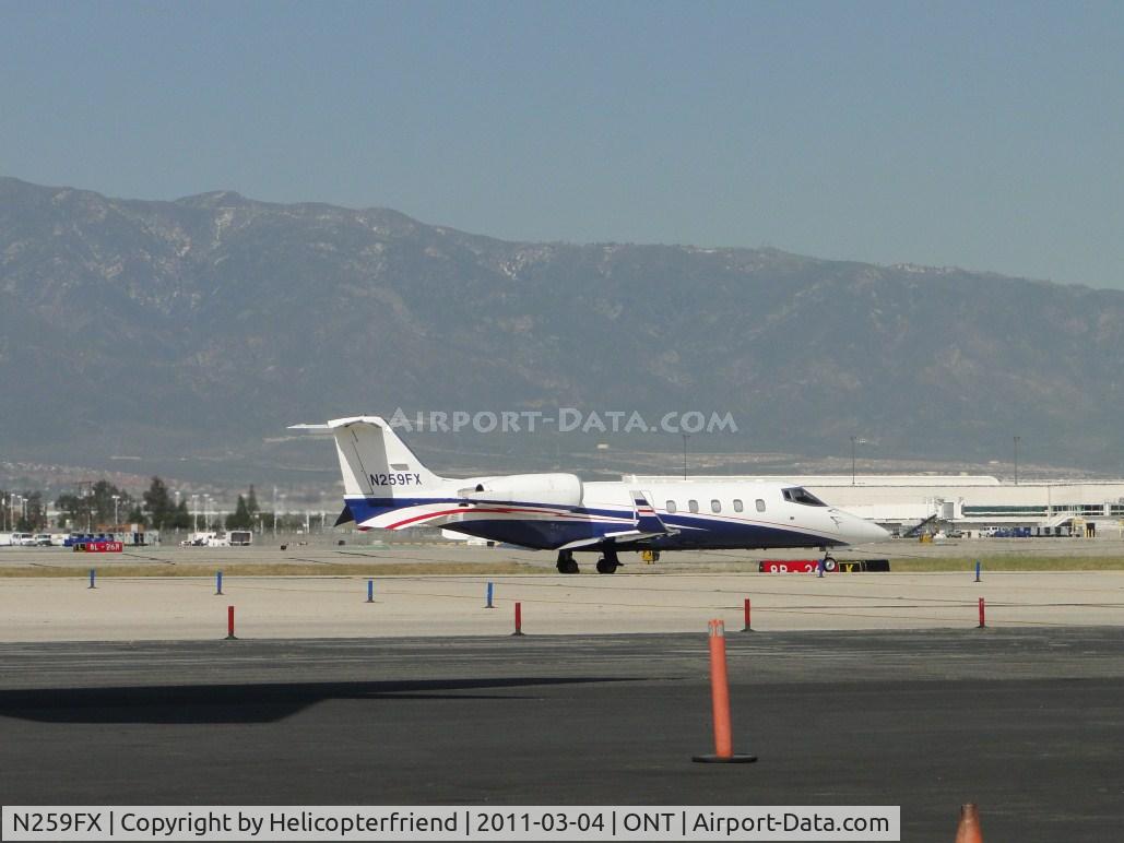 N259FX, 2005 Learjet 60 C/N 295, Rapidly taxiing towards runway 26L