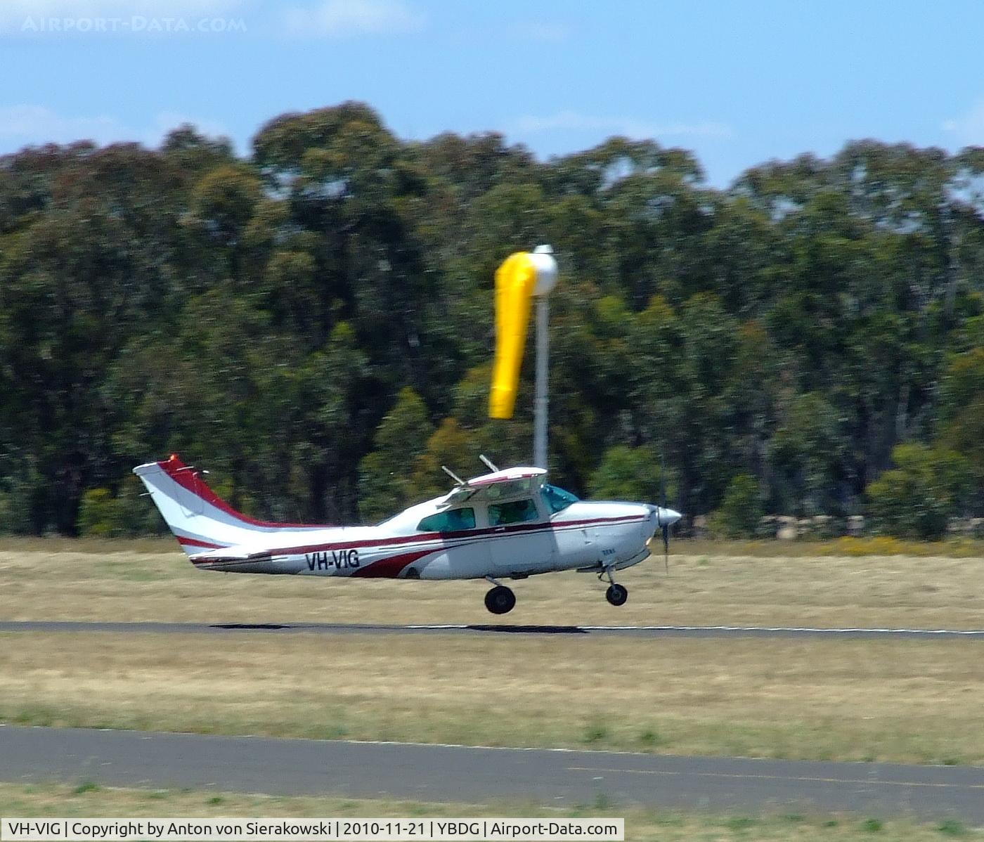 VH-VIG, 1979 Cessna 210N Centurion C/N 21063714, VH-VIG @ YBDG Cessna 210N Centurion - Taking off Rwy 17