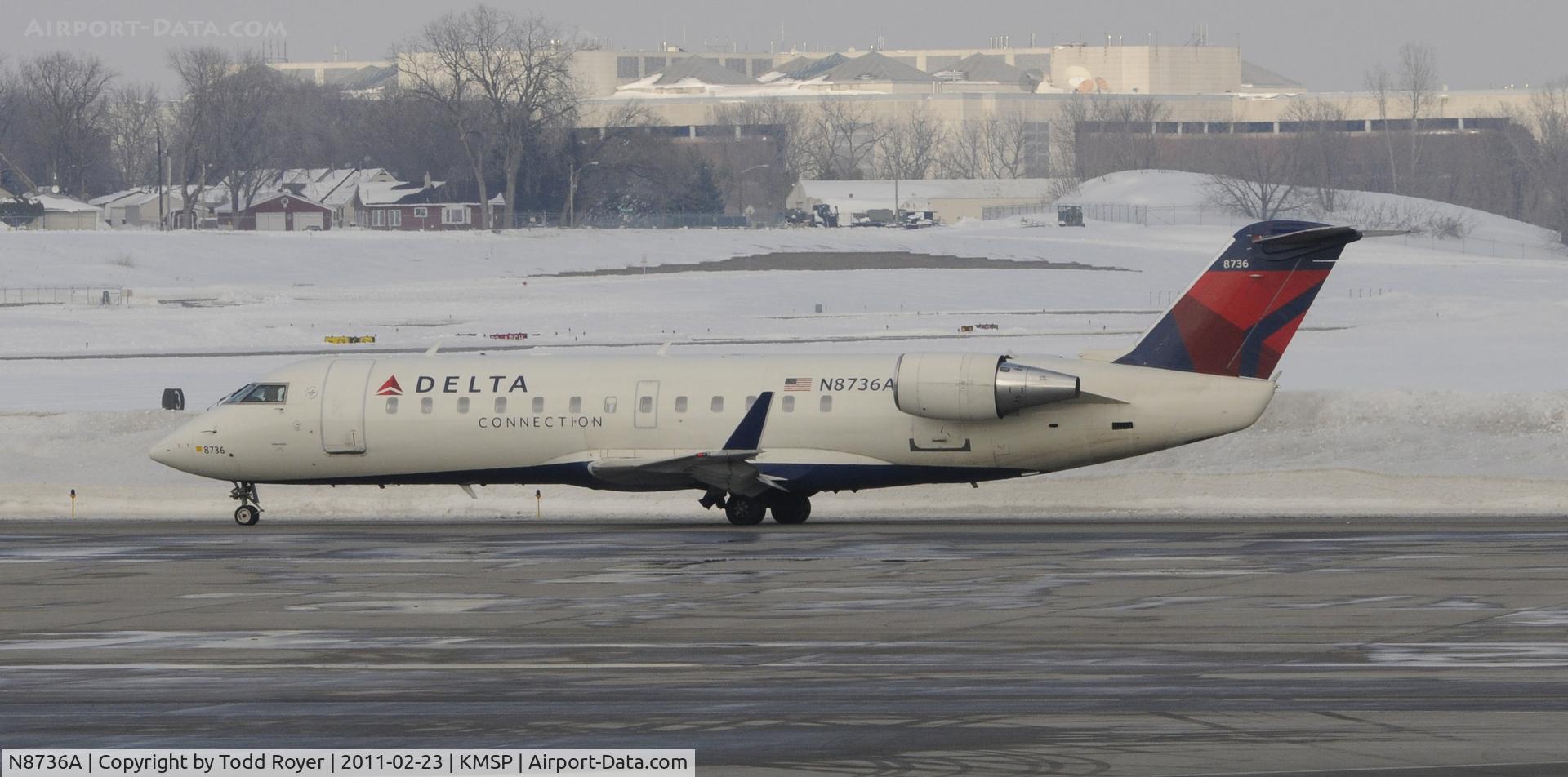N8736A, 2003 Canadair CRJ-440 (CL-600-2B19) Regional Jet C/N 7736, Taxi for departure at MSP