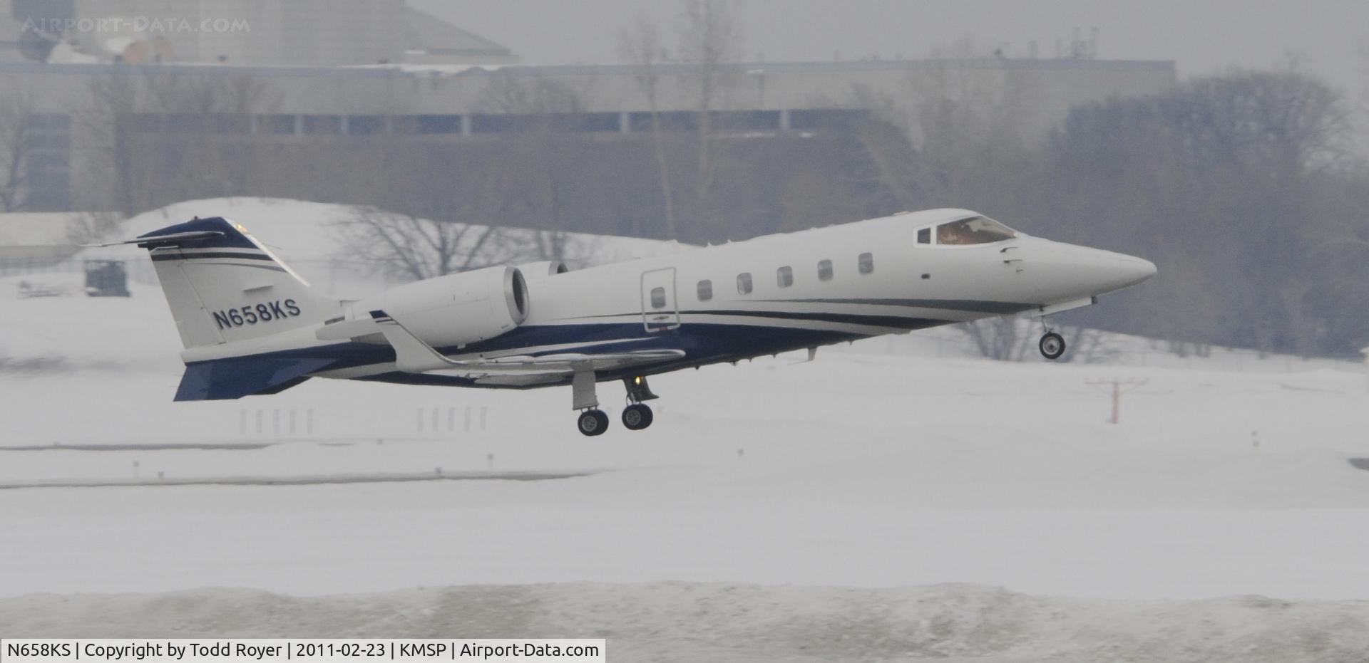 N658KS, 1995 Learjet Inc 60 C/N 071, departing MSP