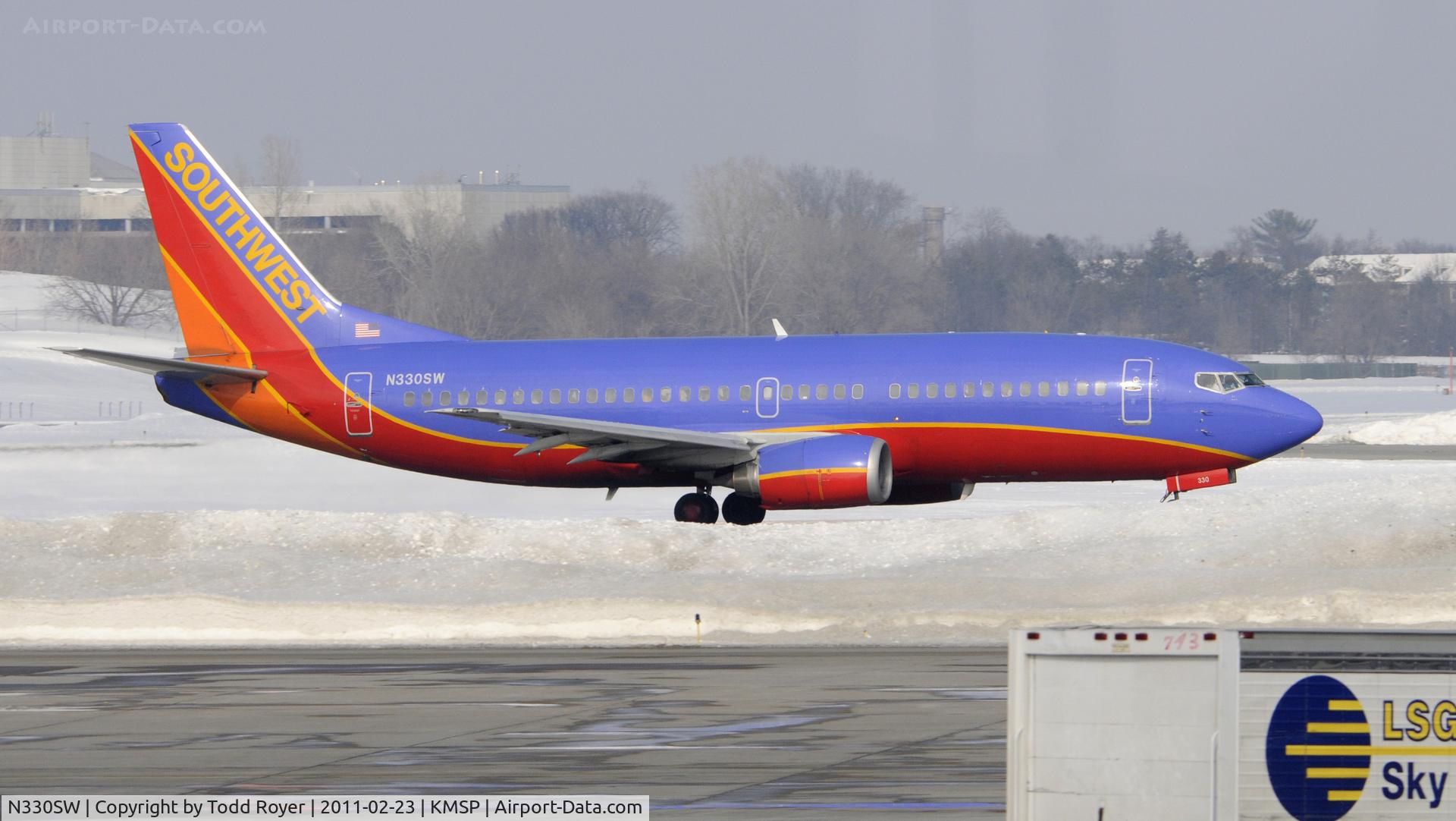 N330SW, 1988 Boeing 737-3H4 C/N 23694, Departing MSP