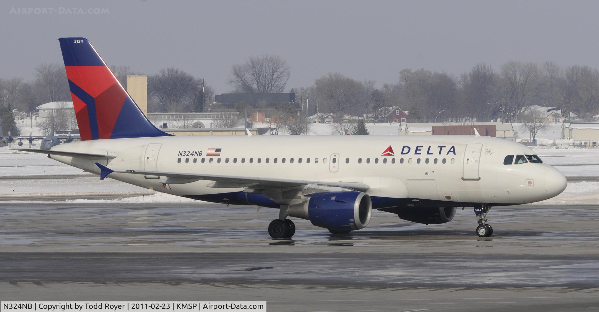 N324NB, 2001 Airbus A319-114 C/N 1456, taxi to gate at MSP