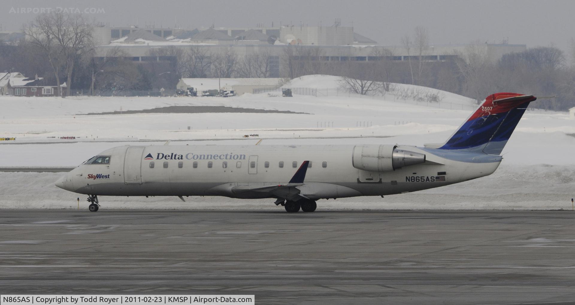 N865AS, 2001 Bombardier CRJ-200ER (CL-600-2B19) C/N 7507, taxi for departure at MSP