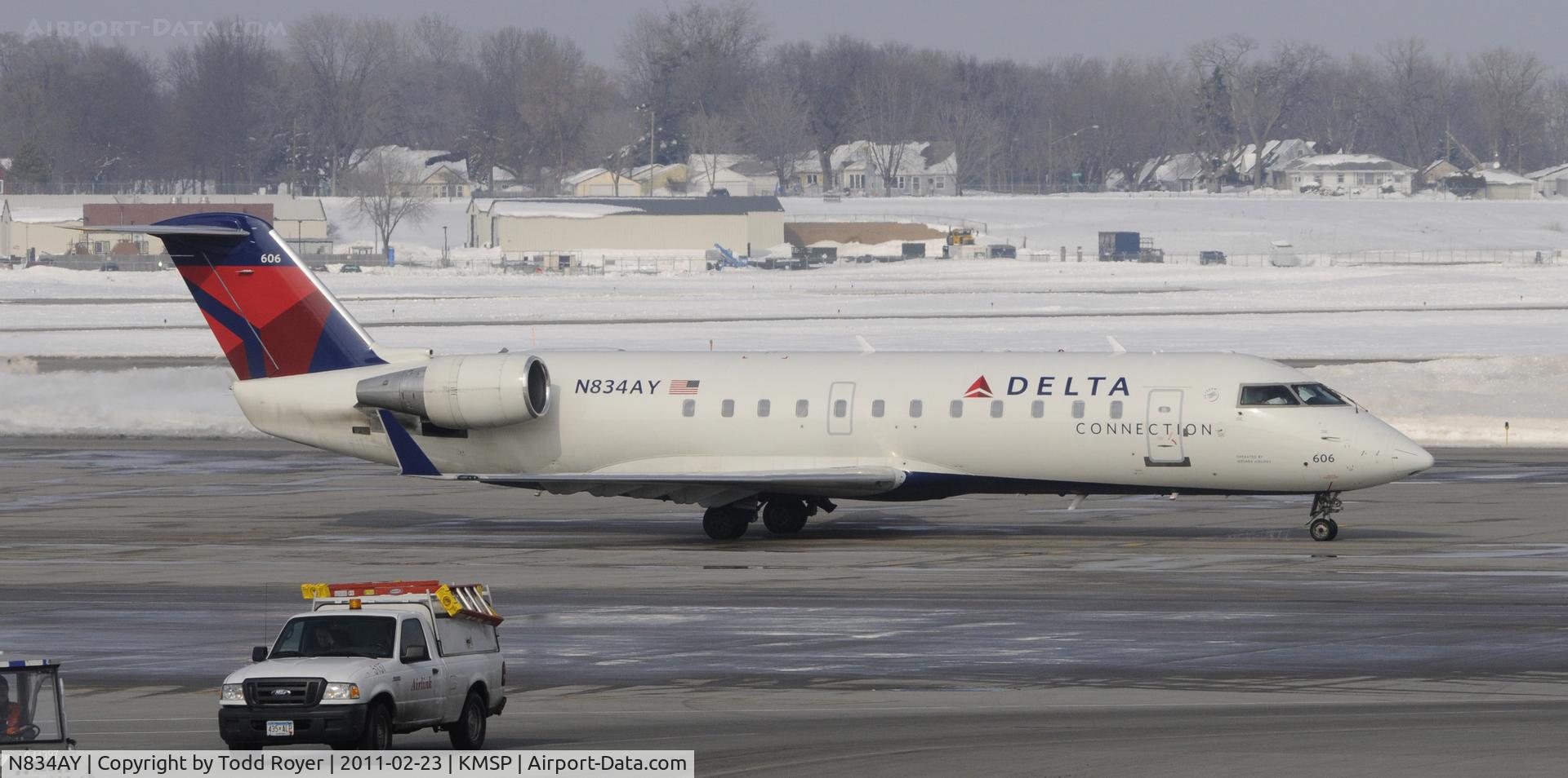 N834AY, 2005 Bombardier CRJ-200LR (CL-600-2B19) C/N 8034, taxi to gate at MSP