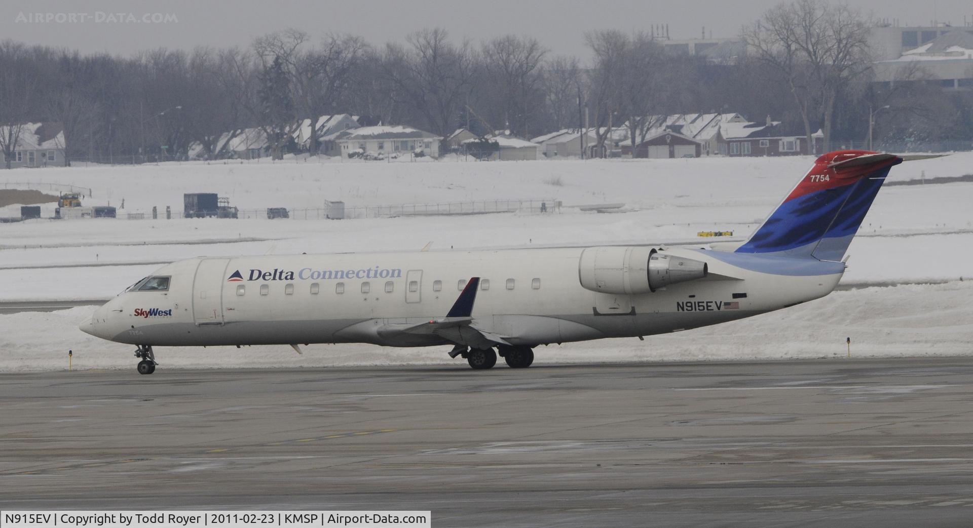 N915EV, 2003 Bombardier CRJ-200ER (CL-600-2B19) C/N 7754, Taxi for departure at MSP