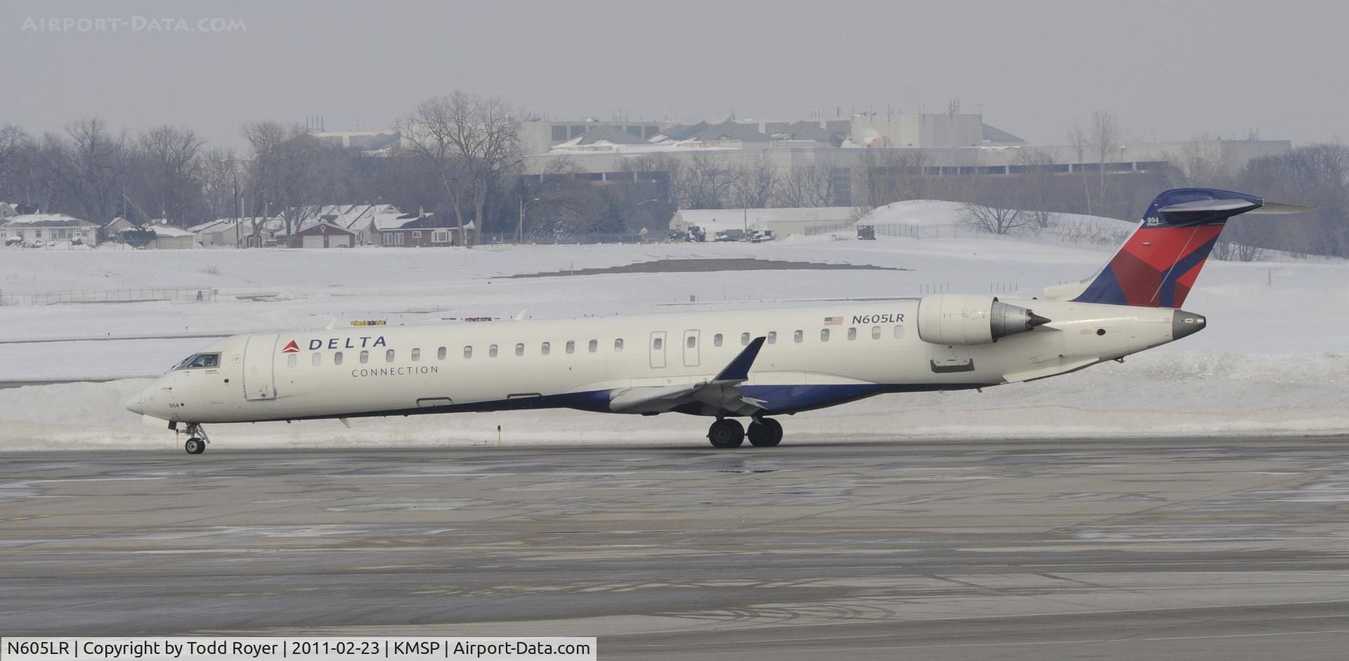 N605LR, 2008 Bombardier CRJ-900ER (CL-600-2D24) C/N 15160, Taxi for departure at MSP